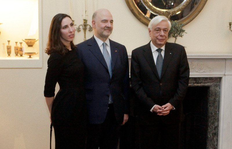 Με την κατά 23 χρόνια μικρότερη σύζυγό του στο Προεδρικό Μέγαρο ο Πιερ Μοσκοβισί -Πόζες με νάζι και γαλλική φινέτσα [εικόνες] | iefimerida.gr 1