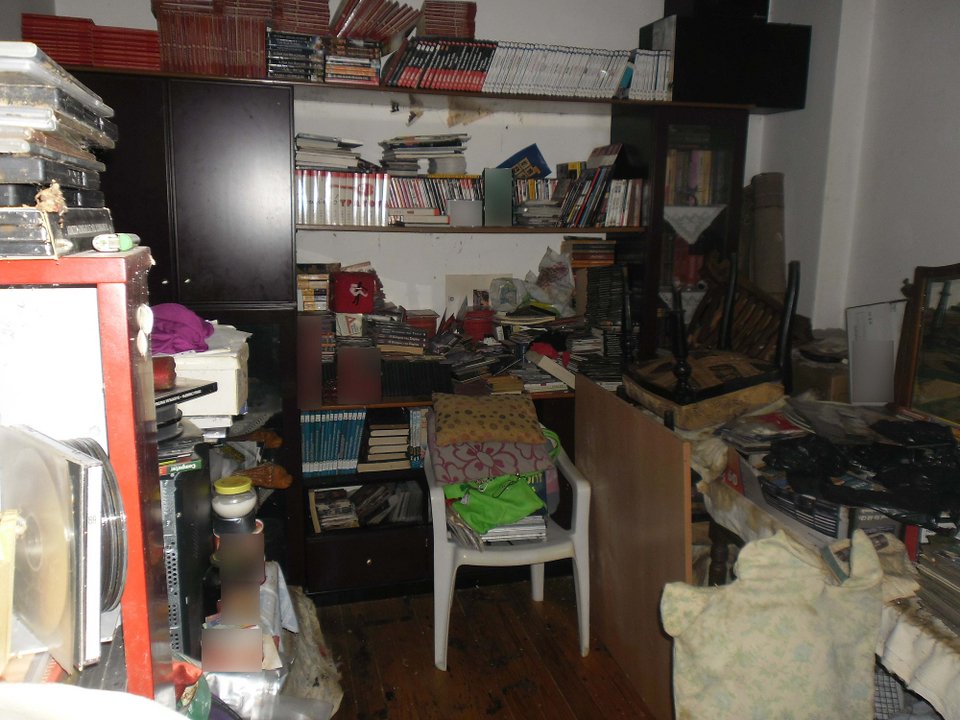 Ενα σπίτι σκουπιδαριό: Πέντε τόνους απορριμμάτων είχε στην οικία του 60χρονος Θεσσαλονικιός [εικόνες]  | iefimerida.gr 0