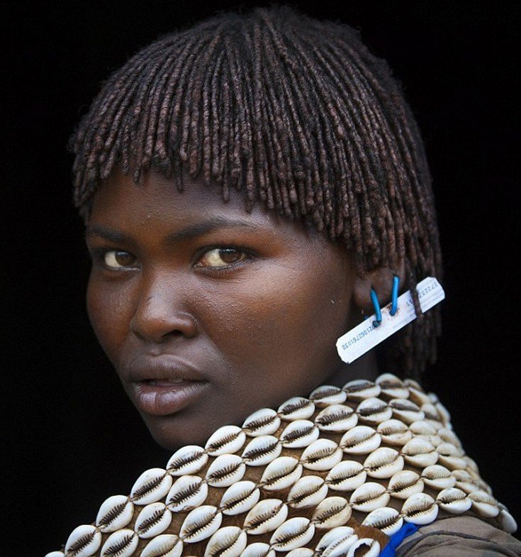 Κοσμήματα από τα σκουπίδια της Δύσης - Μια φυλή μετατρέπει σε μόδα τα καπάκια της μπύρας [εικόνες]  | iefimerida.gr 0