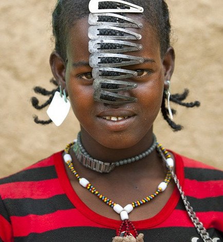 Κοσμήματα από τα σκουπίδια της Δύσης - Μια φυλή μετατρέπει σε μόδα τα καπάκια της μπύρας [εικόνες]  | iefimerida.gr 1