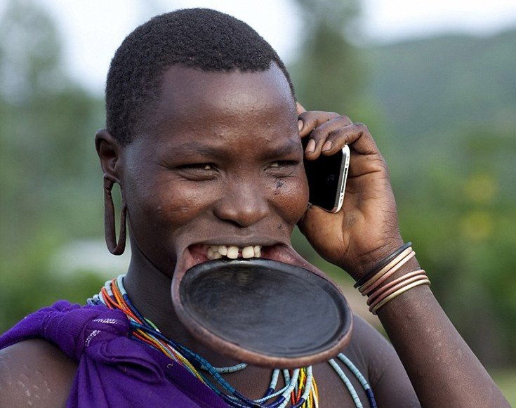 Κοσμήματα από τα σκουπίδια της Δύσης - Μια φυλή μετατρέπει σε μόδα τα καπάκια της μπύρας [εικόνες]  | iefimerida.gr 2