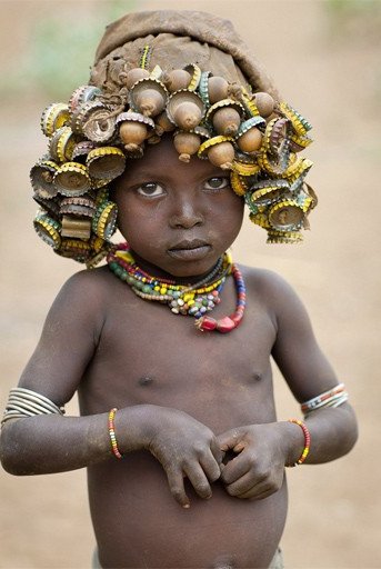 Κοσμήματα από τα σκουπίδια της Δύσης - Μια φυλή μετατρέπει σε μόδα τα καπάκια της μπύρας [εικόνες]  | iefimerida.gr 4