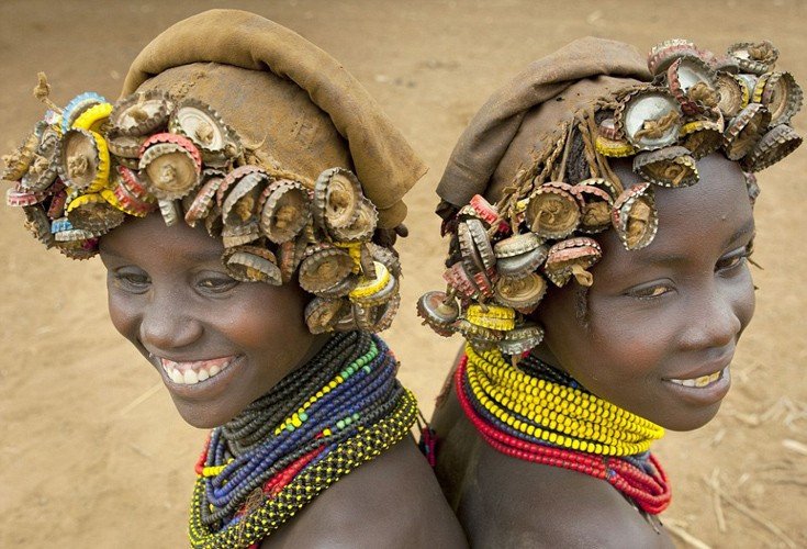 Κοσμήματα από τα σκουπίδια της Δύσης - Μια φυλή μετατρέπει σε μόδα τα καπάκια της μπύρας [εικόνες]  | iefimerida.gr 5