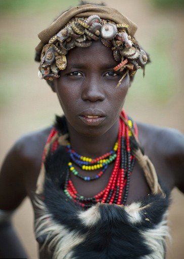 Κοσμήματα από τα σκουπίδια της Δύσης - Μια φυλή μετατρέπει σε μόδα τα καπάκια της μπύρας [εικόνες]  | iefimerida.gr 6