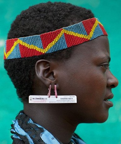 Κοσμήματα από τα σκουπίδια της Δύσης - Μια φυλή μετατρέπει σε μόδα τα καπάκια της μπύρας [εικόνες]  | iefimerida.gr 7