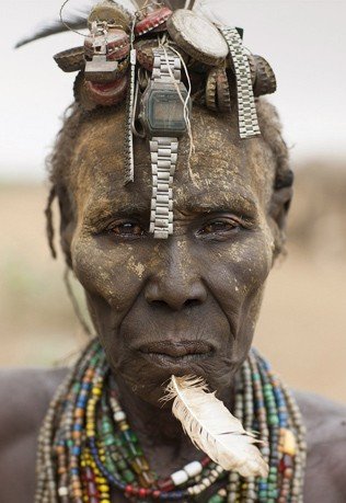 Κοσμήματα από τα σκουπίδια της Δύσης - Μια φυλή μετατρέπει σε μόδα τα καπάκια της μπύρας [εικόνες]  | iefimerida.gr 8