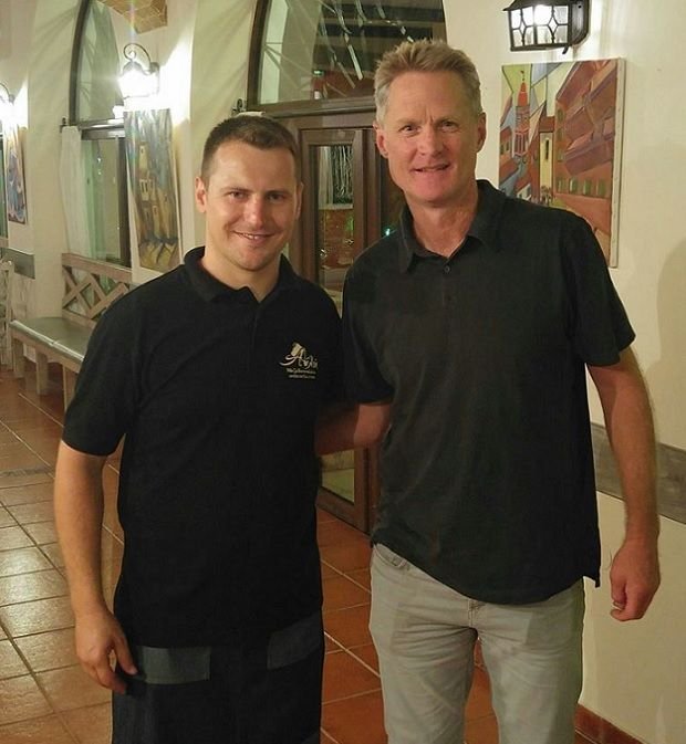 Ο πρωταθλητής του NBA Στιβ Κερ κάνει διακοπές στην Κέρκυρα -Τρελάθηκε με το φαγητό [εικόνες] | iefimerida.gr 0