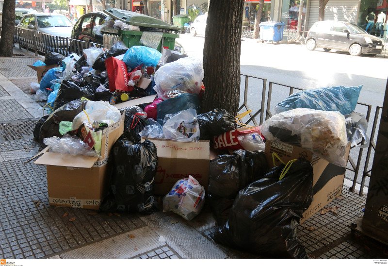 Αιχμάλωτοι των σκουπιδιών τουλάχιστον μέχρι την Πέμπτη οι πολίτες | iefimerida.gr 2