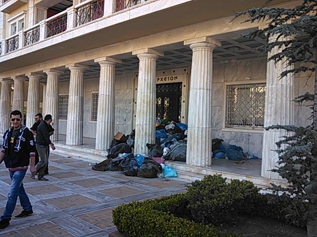 Οργή στον Πύργο – Οι κάτοικοι έχτισαν το Δημαρχείο με σκουπίδια [εικόνες & βίντεο] | iefimerida.gr 0