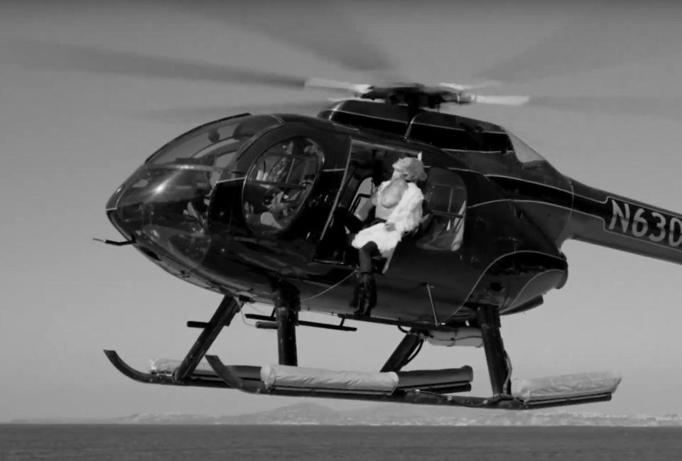 Η Κέιτ Μος ξυπνά φαντασιώσεις- Τόπλες σε ελικόπτερο [εικόνες] | iefimerida.gr 1