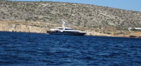 Στη Βουλιαγμένη ο Βαλεντίνο με τη θαλαμηγό του και καλή παρέα - Τον ξεναγεί ο Ηλίας Ψινάκης [εικόνες] | iefimerida.gr 4