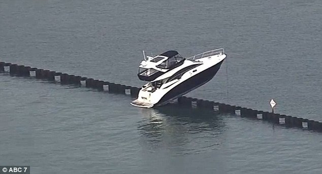 Ο γκαφατζής σκαφάτος -«Σκαρφάλωσε» με το πανάκριβο γιοτ του πάνω σε κυματοθραύστη [εικόνες & βίντεο] | iefimerida.gr 0