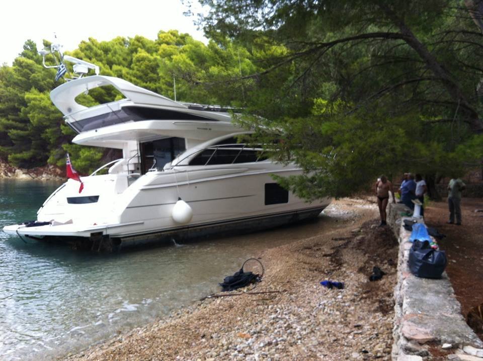 Ιθάκη: Η κακοκαιρία παρέσυρε πολυτελές γιοτ και το έβγαλε στην παραλία [εικόνες] | iefimerida.gr 0