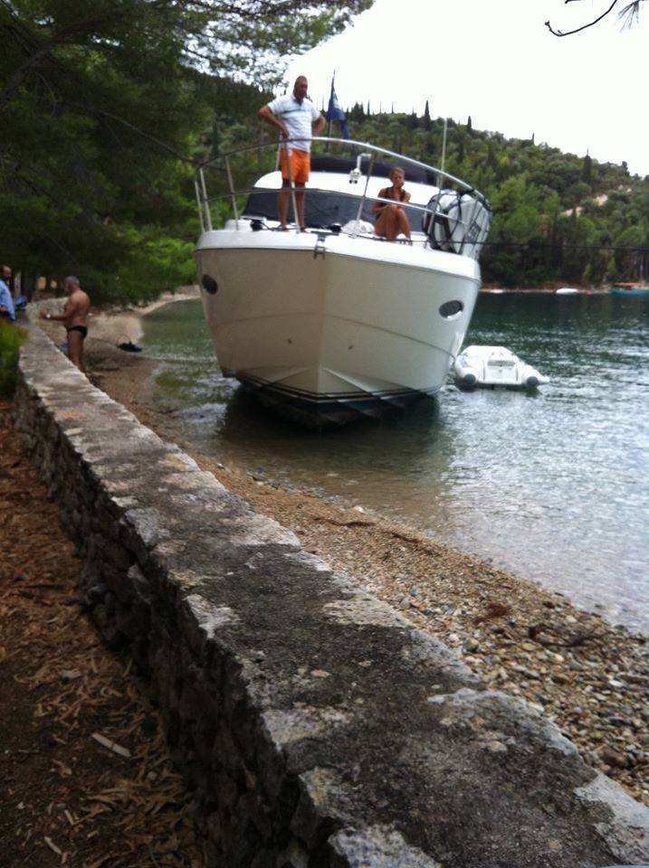 Ιθάκη: Η κακοκαιρία παρέσυρε πολυτελές γιοτ και το έβγαλε στην παραλία [εικόνες] | iefimerida.gr 1