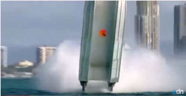 Η στιγμή που σκάφος που τρέχει με 150 χλμ. την ώρα, παίρνει τούμπες και γυρνάει ανάποδα [βίντεο] | iefimerida.gr 1