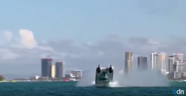 Η στιγμή που σκάφος που τρέχει με 150 χλμ. την ώρα, παίρνει τούμπες και γυρνάει ανάποδα [βίντεο] | iefimerida.gr 2