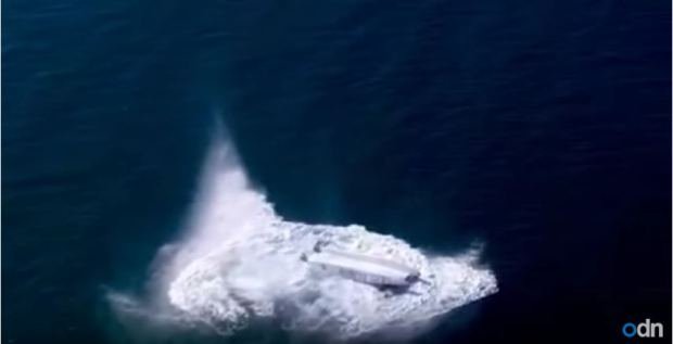 Η στιγμή που σκάφος που τρέχει με 150 χλμ. την ώρα, παίρνει τούμπες και γυρνάει ανάποδα [βίντεο] | iefimerida.gr 3