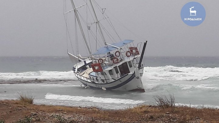 Ρόδος: Σκάφος βγήκε στη στεριά εξαιτίας της κακοκαιρίας [εικόνες & βίντεο] | iefimerida.gr 1