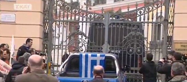 Ανάβουν τα αίματα: Αγροτικό, με την ελληνική σημαία, προσπαθεί να σπάσει την πύλη του υπουργείου Μακεδονίας-Θράκης [εικόνες] | iefimerida.gr 1