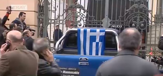 Ανάβουν τα αίματα: Αγροτικό, με την ελληνική σημαία, προσπαθεί να σπάσει την πύλη του υπουργείου Μακεδονίας-Θράκης [εικόνες] | iefimerida.gr 2