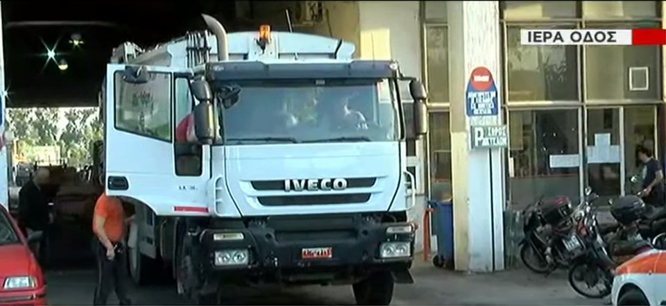 Τα απορριμματοφόρα στους δρόμους -Μαζεύουν τους χιλιάδες τόνους σκουπιδιών [εικόνες] | iefimerida.gr 6