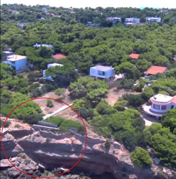 Στον κύκλο τα σκαλοπάτια που οδηγούν από το οικόπεδο της φρίκης στη θάλασσα