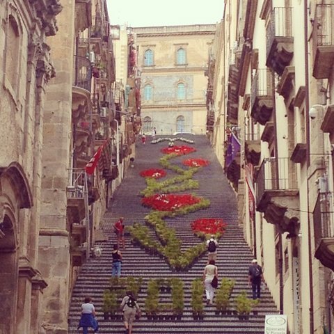 Σκάλες έργα τέχνης που δίνουν διαφορετικό χρώμα στις πόλεις του κόσμου [εικόνες] | iefimerida.gr 5