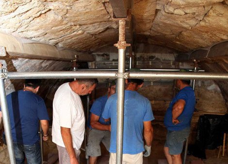 Αμφίπολη: Σκάβουν με το κουταλάκι ψάχνοντας τον τάφο στο υπόγειο | iefimerida.gr 0