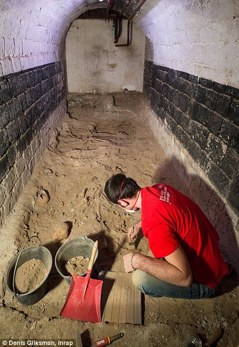Ανακάλυψη-έκπληξη: Βρήκαν ομαδικό τάφο του 14ου αιώνα κάτω από σούπερ μάρκετ στο κέντρο του Παρισιού [εικόνες] | iefimerida.gr 11
