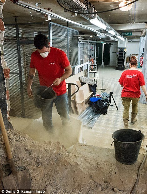 Ανακάλυψη-έκπληξη: Βρήκαν ομαδικό τάφο του 14ου αιώνα κάτω από σούπερ μάρκετ στο κέντρο του Παρισιού [εικόνες] | iefimerida.gr 8
