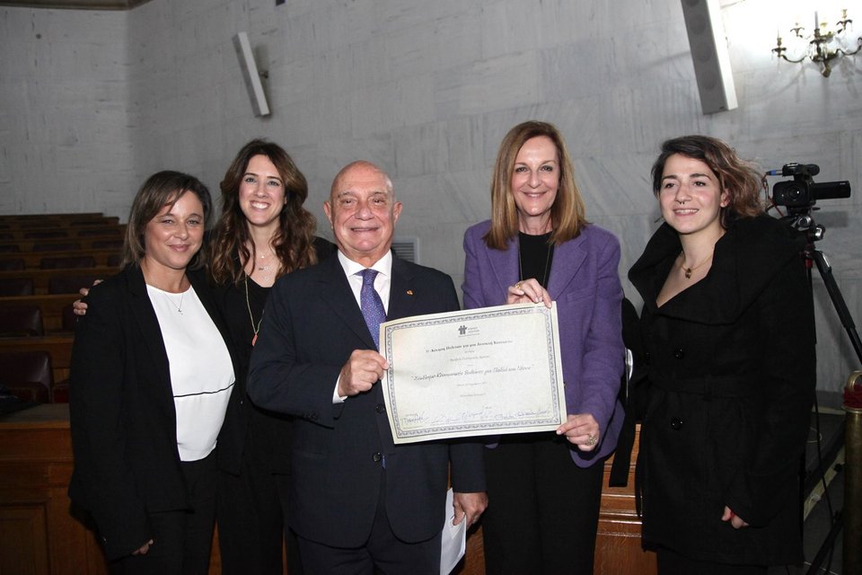 Βράβευση του Σ.Κ.Ε.Π. από τις «Νησίδες Ποιότητας 2017» -Το βραβείο απένειμε ο Πρ. Παυλόπουλος [εικόνες] | iefimerida.gr 2