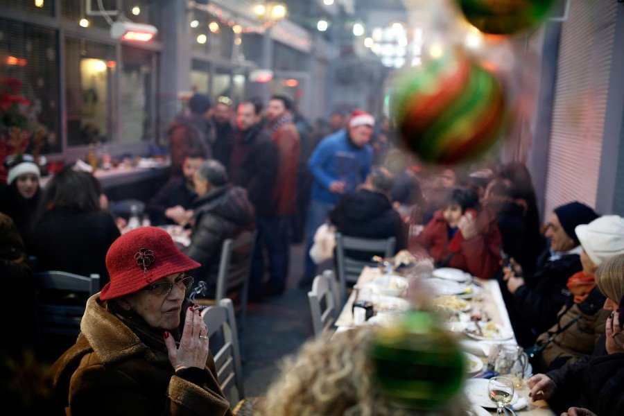 Θεσσαλονίκη: Το ατελείωτο πάρτι που στήθηκε στους δρόμους – Σουβλάκια, μουσική, χορός [εικόνες]  | iefimerida.gr 10