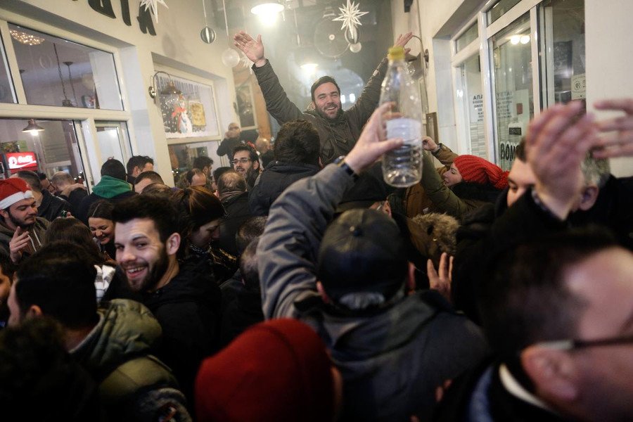 Θεσσαλονίκη: Το ατελείωτο πάρτι που στήθηκε στους δρόμους – Σουβλάκια, μουσική, χορός [εικόνες]  | iefimerida.gr 0