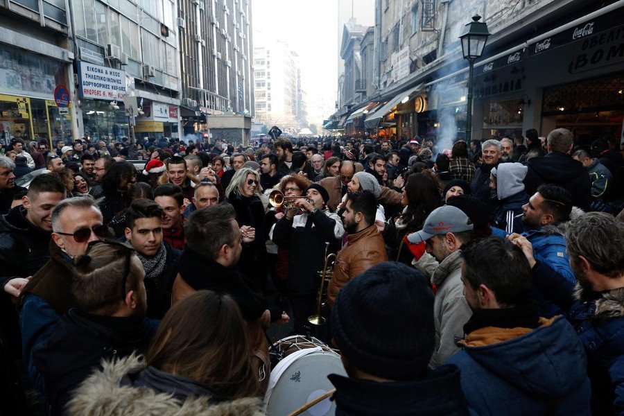 Θεσσαλονίκη: Το ατελείωτο πάρτι που στήθηκε στους δρόμους – Σουβλάκια, μουσική, χορός [εικόνες]  | iefimerida.gr 2