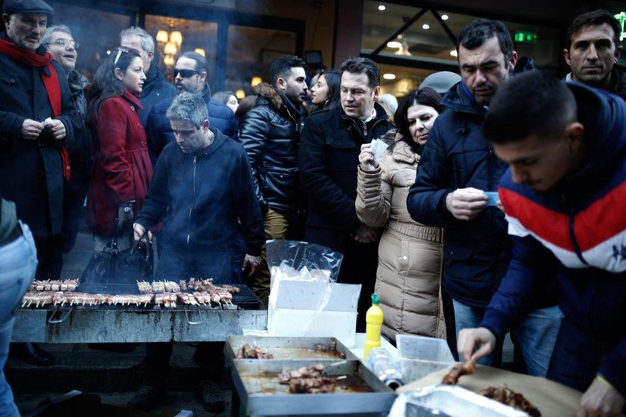 Θεσσαλονίκη: Το ατελείωτο πάρτι που στήθηκε στους δρόμους – Σουβλάκια, μουσική, χορός [εικόνες]  | iefimerida.gr 3