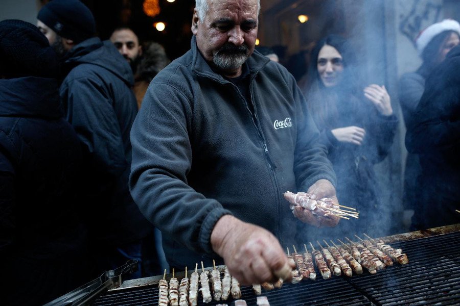 Θεσσαλονίκη: Το ατελείωτο πάρτι που στήθηκε στους δρόμους – Σουβλάκια, μουσική, χορός [εικόνες]  | iefimerida.gr 9
