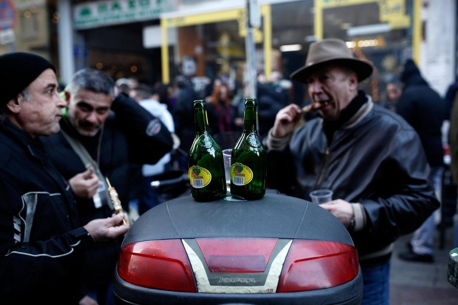 Θεσσαλονίκη: Το ατελείωτο πάρτι που στήθηκε στους δρόμους – Σουβλάκια, μουσική, χορός [εικόνες]  | iefimerida.gr 8