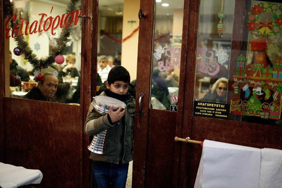 Θεσσαλονίκη: Το ατελείωτο πάρτι που στήθηκε στους δρόμους – Σουβλάκια, μουσική, χορός [εικόνες]  | iefimerida.gr 7