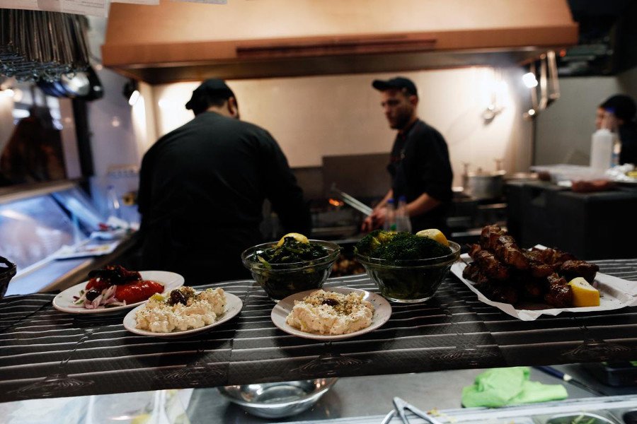 Θεσσαλονίκη: Το ατελείωτο πάρτι που στήθηκε στους δρόμους – Σουβλάκια, μουσική, χορός [εικόνες]  | iefimerida.gr 6