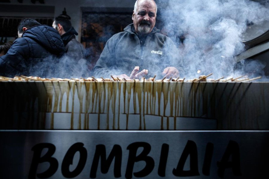 Θεσσαλονίκη: Το ατελείωτο πάρτι που στήθηκε στους δρόμους – Σουβλάκια, μουσική, χορός [εικόνες]  | iefimerida.gr 5