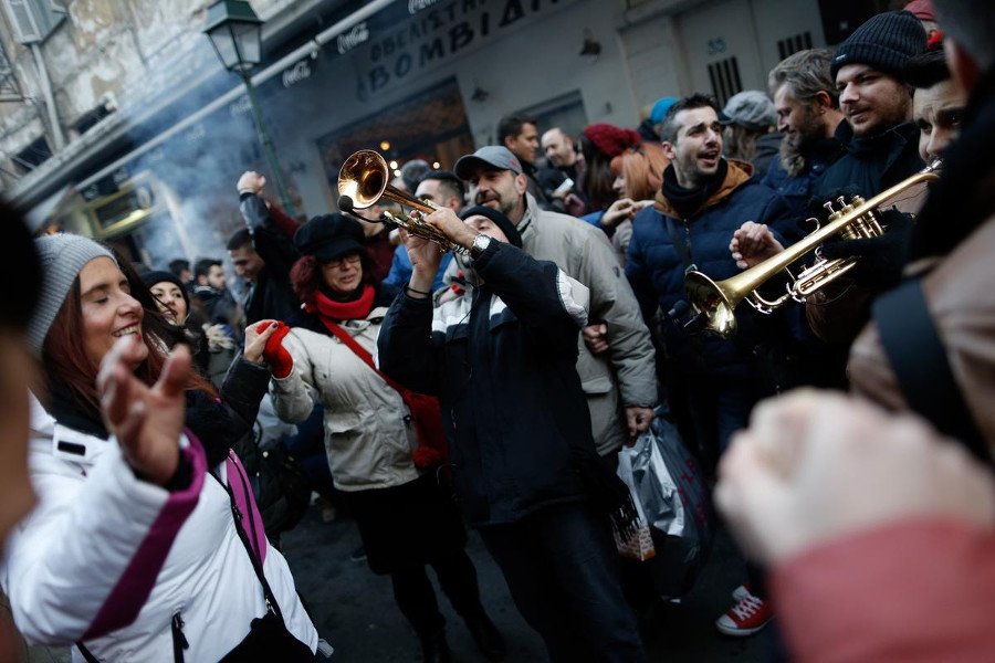 Θεσσαλονίκη: Το ατελείωτο πάρτι που στήθηκε στους δρόμους – Σουβλάκια, μουσική, χορός [εικόνες]  | iefimerida.gr 4