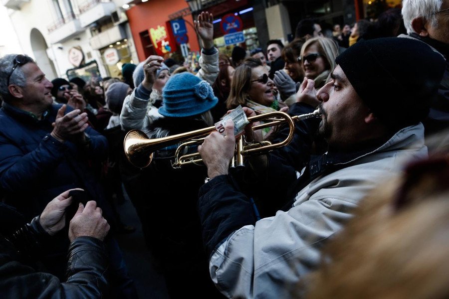 Θεσσαλονίκη: Το ατελείωτο πάρτι που στήθηκε στους δρόμους – Σουβλάκια, μουσική, χορός [εικόνες]  | iefimerida.gr 1