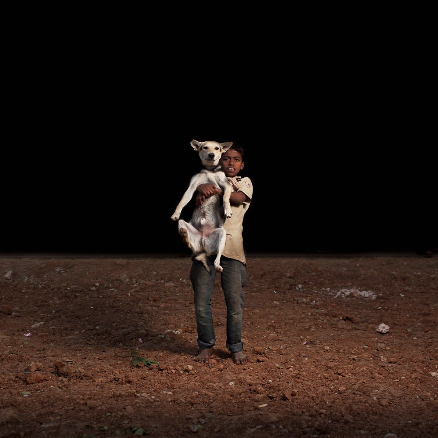 Μια μοναδική σχέση –Οκτώ ορφανά μοιράζονται το λιγοστό φαγητό με τα σκυλάκια τους [εικόνες] | iefimerida.gr 1