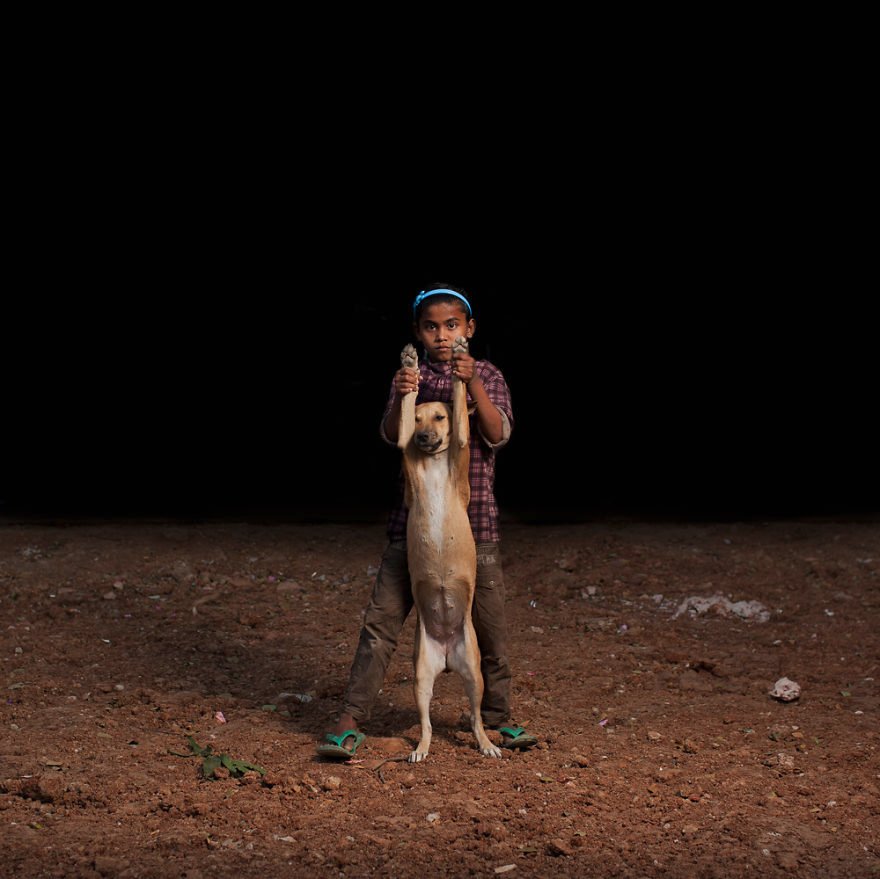 Μια μοναδική σχέση –Οκτώ ορφανά μοιράζονται το λιγοστό φαγητό με τα σκυλάκια τους [εικόνες] | iefimerida.gr 2