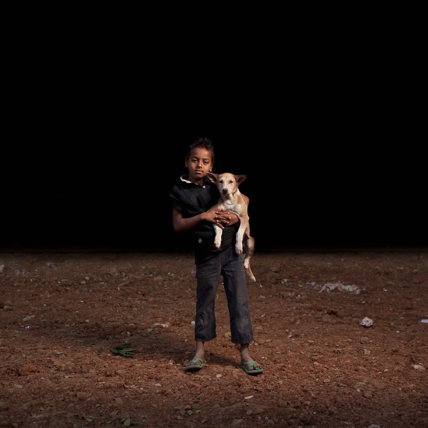 Μια μοναδική σχέση –Οκτώ ορφανά μοιράζονται το λιγοστό φαγητό με τα σκυλάκια τους [εικόνες] | iefimerida.gr 3