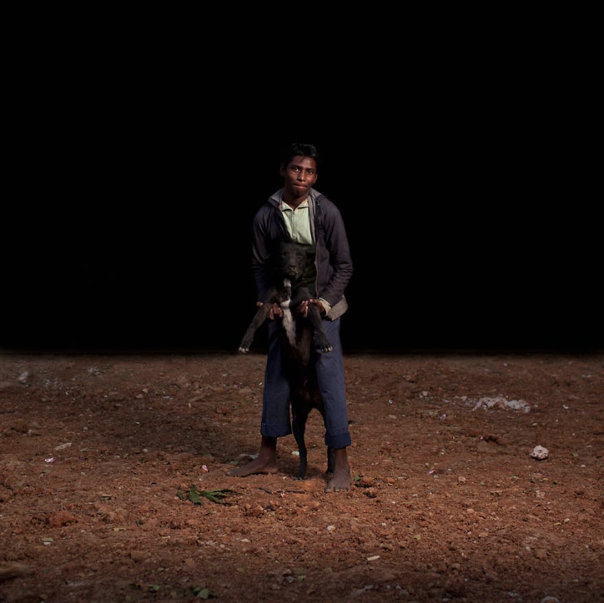 Μια μοναδική σχέση –Οκτώ ορφανά μοιράζονται το λιγοστό φαγητό με τα σκυλάκια τους [εικόνες] | iefimerida.gr 4