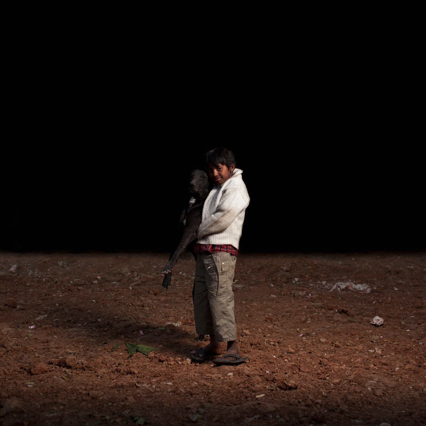 Μια μοναδική σχέση –Οκτώ ορφανά μοιράζονται το λιγοστό φαγητό με τα σκυλάκια τους [εικόνες] | iefimerida.gr 6