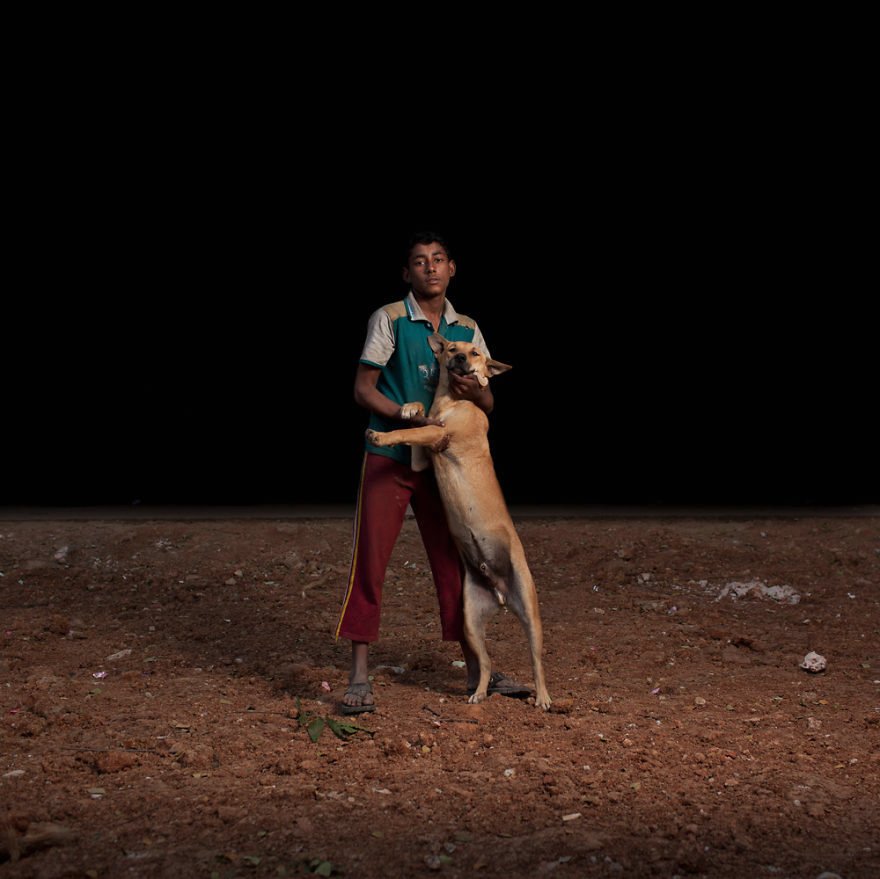 Μια μοναδική σχέση –Οκτώ ορφανά μοιράζονται το λιγοστό φαγητό με τα σκυλάκια τους [εικόνες] | iefimerida.gr 7