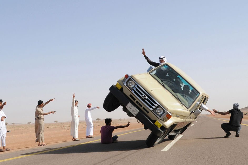 H νέα τρέλα στην Σαουδική Αραβία: Σκι αυτοκινήτου στην άσφαλτο με αλλαγή ελαστικών στον αέρα [εικόνες] | iefimerida.gr 0