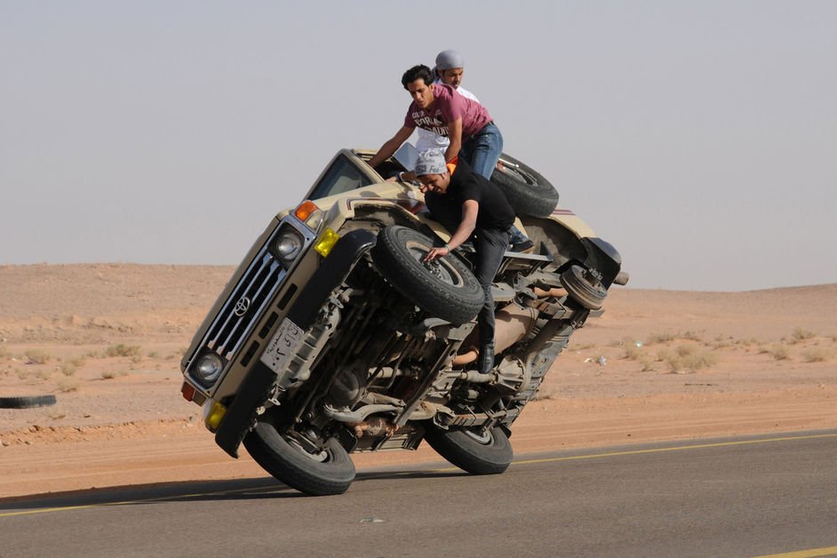 H νέα τρέλα στην Σαουδική Αραβία: Σκι αυτοκινήτου στην άσφαλτο με αλλαγή ελαστικών στον αέρα [εικόνες] | iefimerida.gr 2